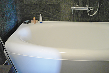 As you could guess, the bathtub is also pebble shaped.